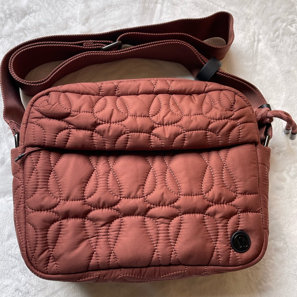 Lululemon Quilted Embrace Bag Vol 4L in Ancient Copper - Picture 5 of 14